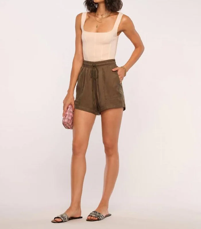 Llaria Short In Moss